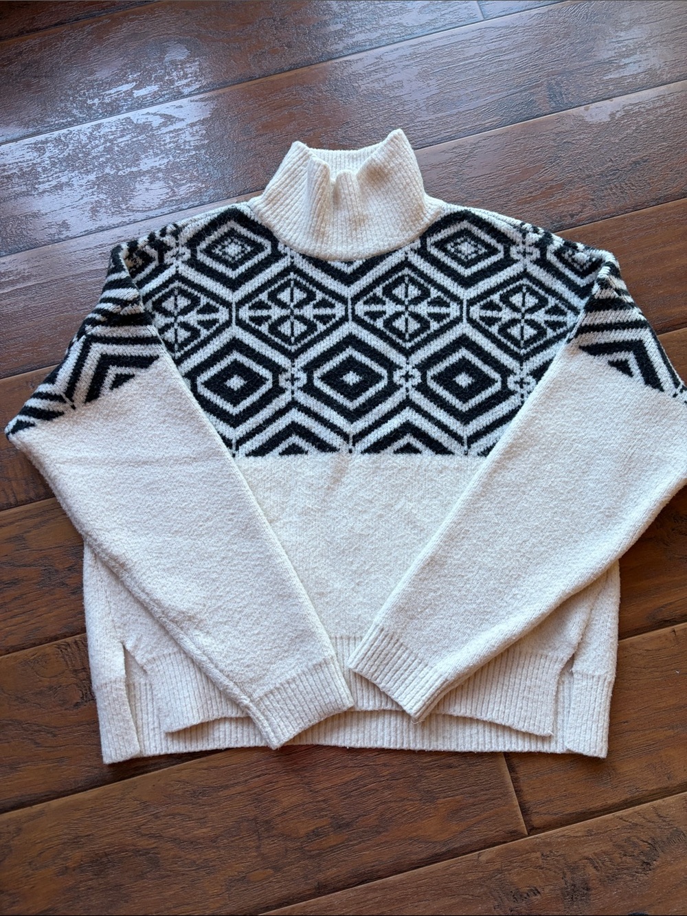 Abercrombie & Fitch Cream and Black Geo Turtleneck Sweater - Size Medium